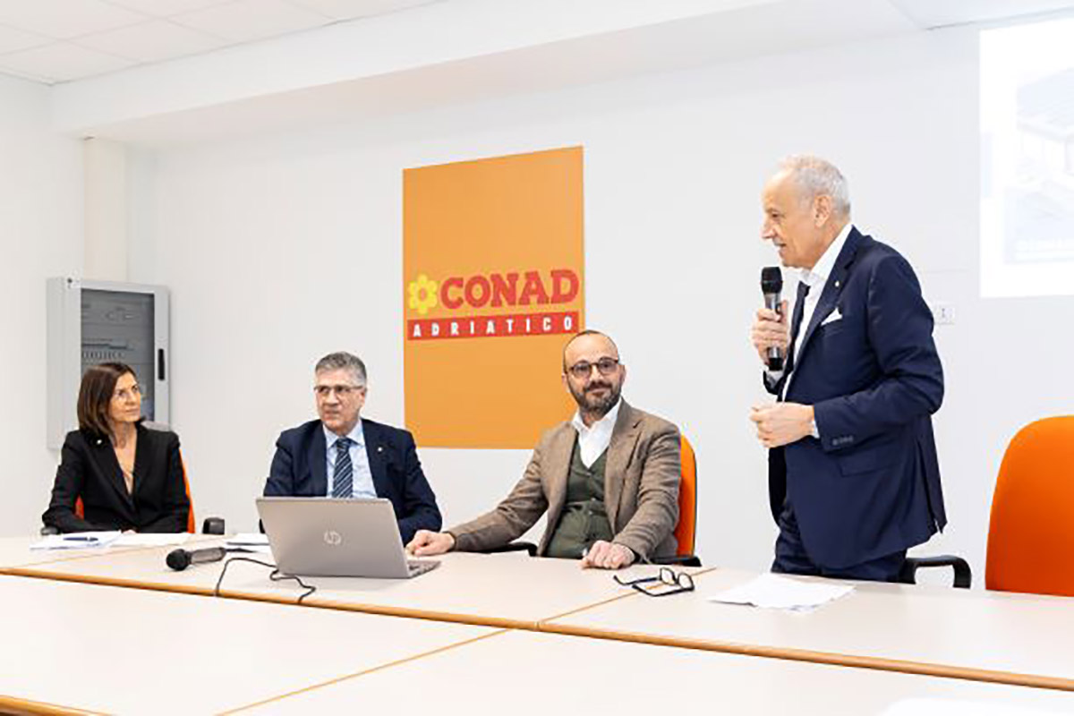 Da sinistra: Lucia Grandoni, Direttore Sviluppo, Patrimonio e Centri Commerciali; Mirco Papili, Direttore Logistica di Conad Adriatico; Ciro D'Alò, Sindaco di Grottaglie; Antonio Di Ferdinando, Amministratore Delegato di Conad Adriatico